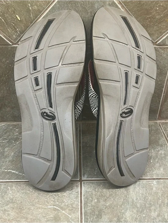 Chaco Women's 7 Black Classic Flip Sandals with Pink Accent Straps - Picture 9 of 9